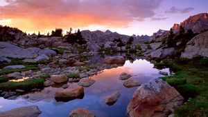 Превью обои wind river range, wyoming, камни, река, горы, вечер, небо, трава