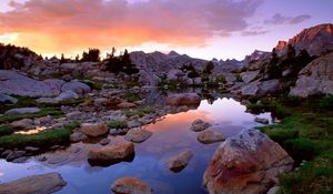 Превью обои wind river range, wyoming, камни, река, горы, вечер, небо, трава