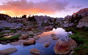 Превью обои wind river range, wyoming, камни, река, горы, вечер, небо, трава