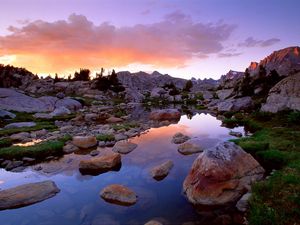 Превью обои wind river range, wyoming, камни, река, горы, вечер, небо, трава