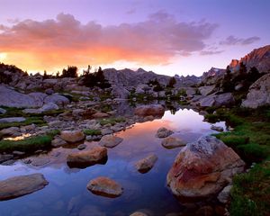 Превью обои wind river range, wyoming, камни, река, горы, вечер, небо, трава