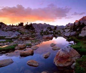 Превью обои wind river range, wyoming, камни, река, горы, вечер, небо, трава