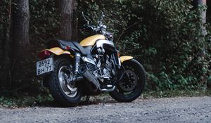 Превью обои yamaha, байк, мотоцикл, вид сзади, деревья