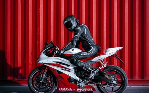 Превью обои yamaha, мотоцикл, байк, красный, мотоциклист, шлем