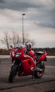 Превью обои yamaha, мотоцикл, красный, шлем, дорога