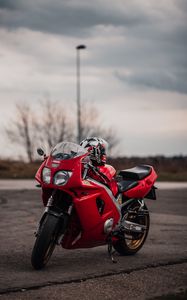 Превью обои yamaha, мотоцикл, красный, шлем, дорога