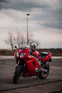 Превью обои yamaha, мотоцикл, красный, шлем, дорога