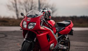 Превью обои yamaha, мотоцикл, красный, шлем, дорога