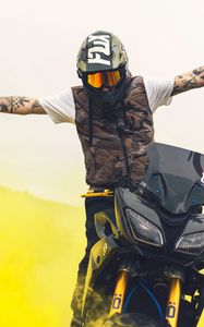 Превью обои yamaha, мотоцикл, мотоциклист, шлем, жест, дым, желтый