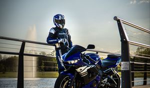 Превью обои yamaha, мотоцикл, синий, мотоциклист