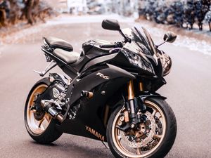 Превью обои yamaha r6, yamaha, мотоцикл, байк, черный, вид сбоку