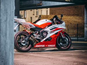 Превью обои yamaha r6, yamaha, мотоцикл, красный, белый, дорога