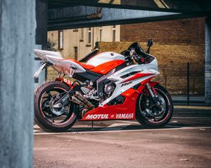 Превью обои yamaha r6, yamaha, мотоцикл, красный, белый, дорога