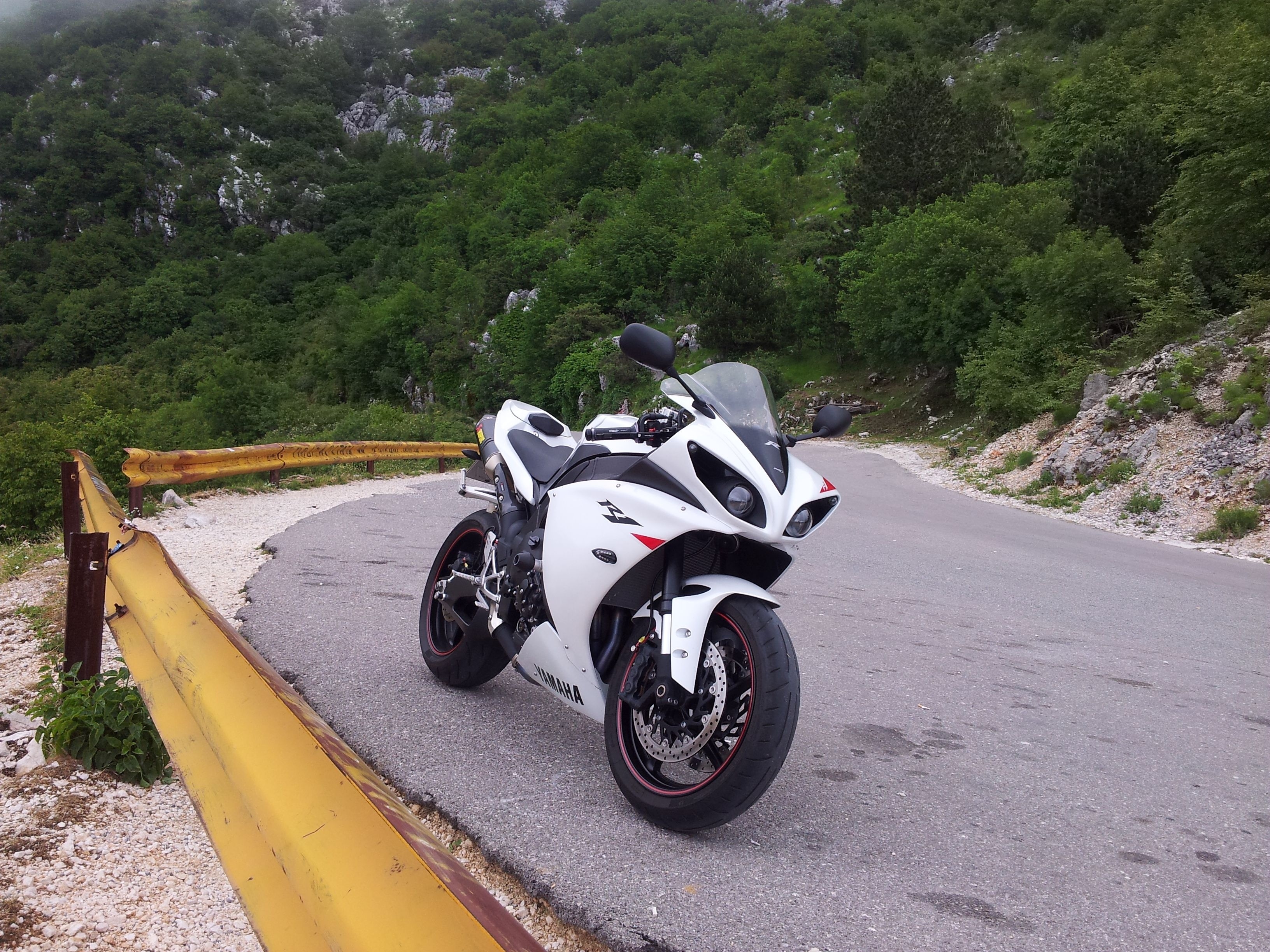 Спортбайк Yamaha r1