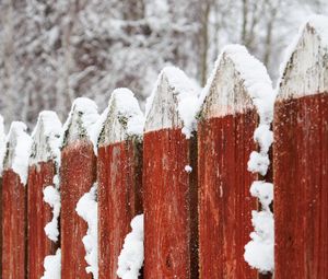 Превью обои забор, деревянный, снег, красный