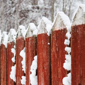 Превью обои забор, деревянный, снег, красный