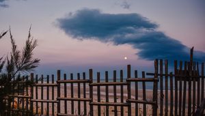 Превью обои забор, пляж, море, облака, луна