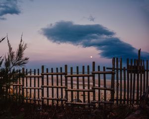 Превью обои забор, пляж, море, облака, луна