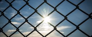Превью обои забор, сетка, солнце, свет