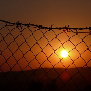 Превью обои забор, сетка, закат, темный