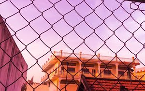 Превью обои забор, сетка, здания, небо, розовый