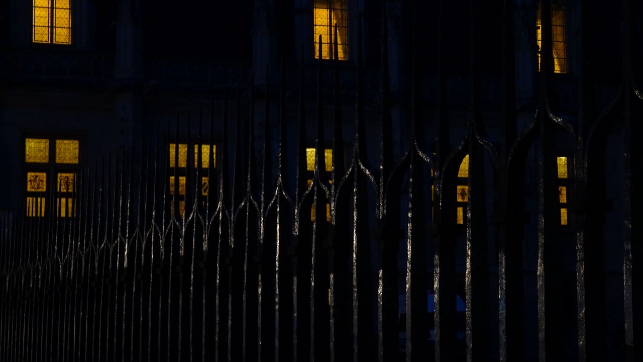 Обои забор, шипы, здание, окна, ночь, темный