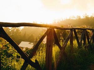 Превью обои забор, трава, домики, деревья, лучи, солнце, природа