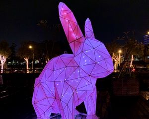 Превью обои заяц, фигура, статуя, свет, фиолетовый, темный