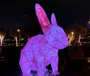 Превью обои заяц, фигура, статуя, свет, фиолетовый, темный