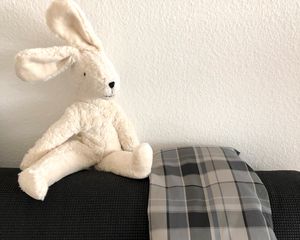 Превью обои заяц, игрушка, мягкий, диван