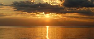 Превью обои закат, блики, горизонт, море, облака