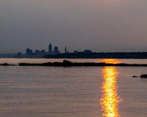 Превью обои закат, блики, город, здания, солнце