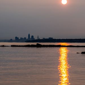 Превью обои закат, блики, город, здания, солнце