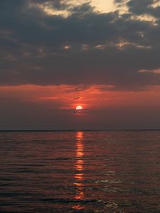 Превью обои закат, блики, море, горизонт, облака