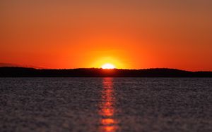 Превью обои закат, блики, вода, горизонт