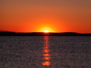 Превью обои закат, блики, вода, горизонт