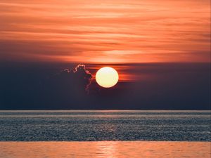 Превью обои закат, блики, вода, горизонт, облака, море