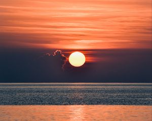 Превью обои закат, блики, вода, горизонт, облака, море