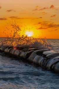 Превью обои закат, брызги, море, волны, солнце