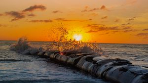 Превью обои закат, брызги, море, волны, солнце