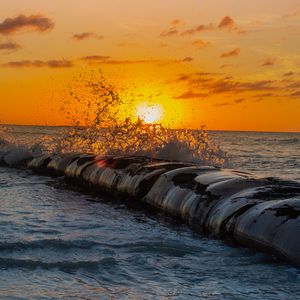 Превью обои закат, брызги, море, волны, солнце