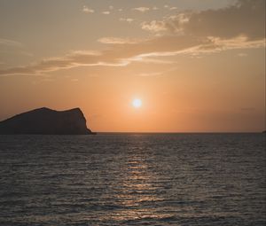 Превью обои закат, горизонт, блики, вода, скалы