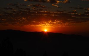 Превью обои закат, горизонт, гора, облака, темный