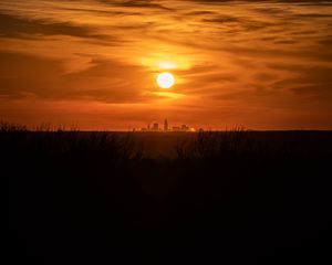 Превью обои закат, город, солнце, небо, кливленд, огайо, сша