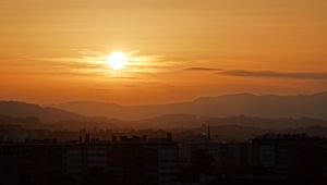 Превью обои закат, город, здаyия, горы, сумерки