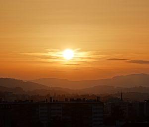 Превью обои закат, город, здаyия, горы, сумерки