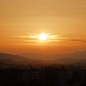 Превью обои закат, город, здаyия, горы, сумерки