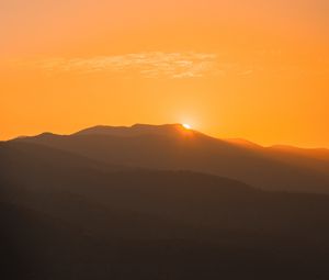 Превью обои закат, горы, даль, долина, небо