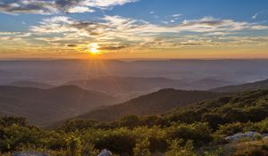 Превью обои закат, горы, солнце, свет, пейзаж