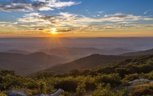 Превью обои закат, горы, солнце, свет, пейзаж